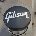 gibson-tabouret-de-bar-24-avec-logo-gibson-blanc